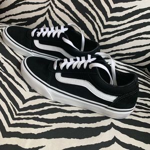 Men’s black and white vans. Size 7.5.
